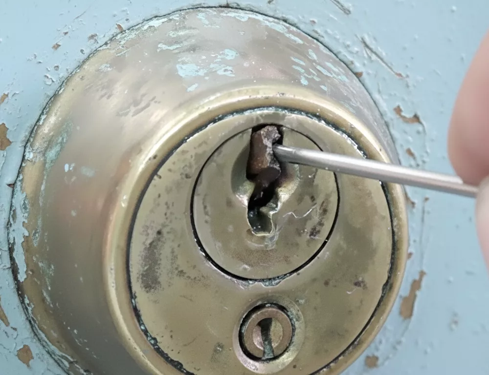 Llave partida en cerradura